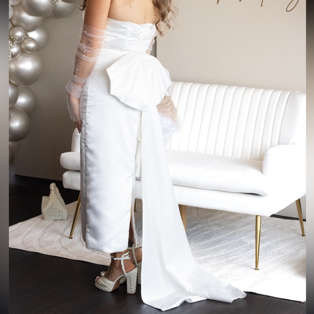 Elegant White Strapless Dress with Bow